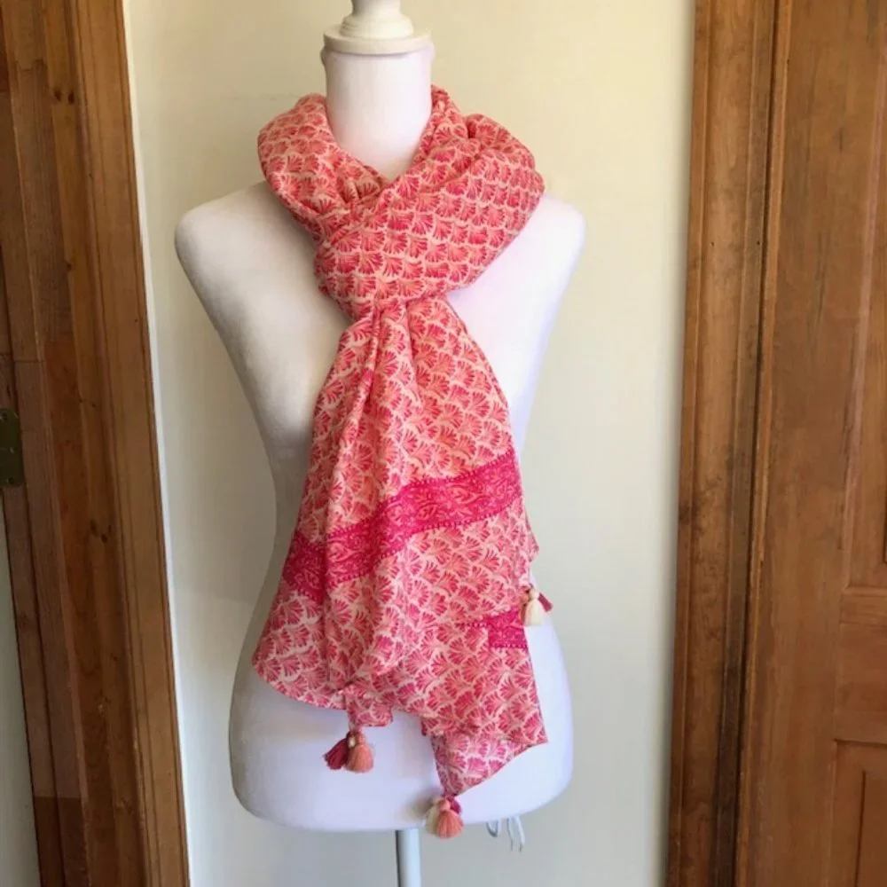 VINEYARD VINES Oblong Pink Coral Tiny Leaves Tassel Scarf/Wrap